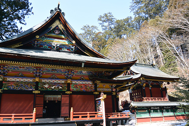 三峯神社拝殿と本殿
