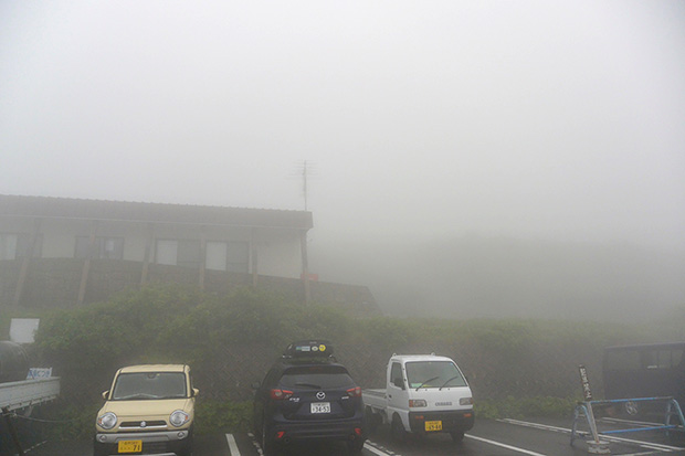 霧に包まれた月山レストハウス