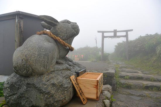 月山神社とうさぎ。月山中之宮 御田原神社から月山へ。アクセスと駐車場