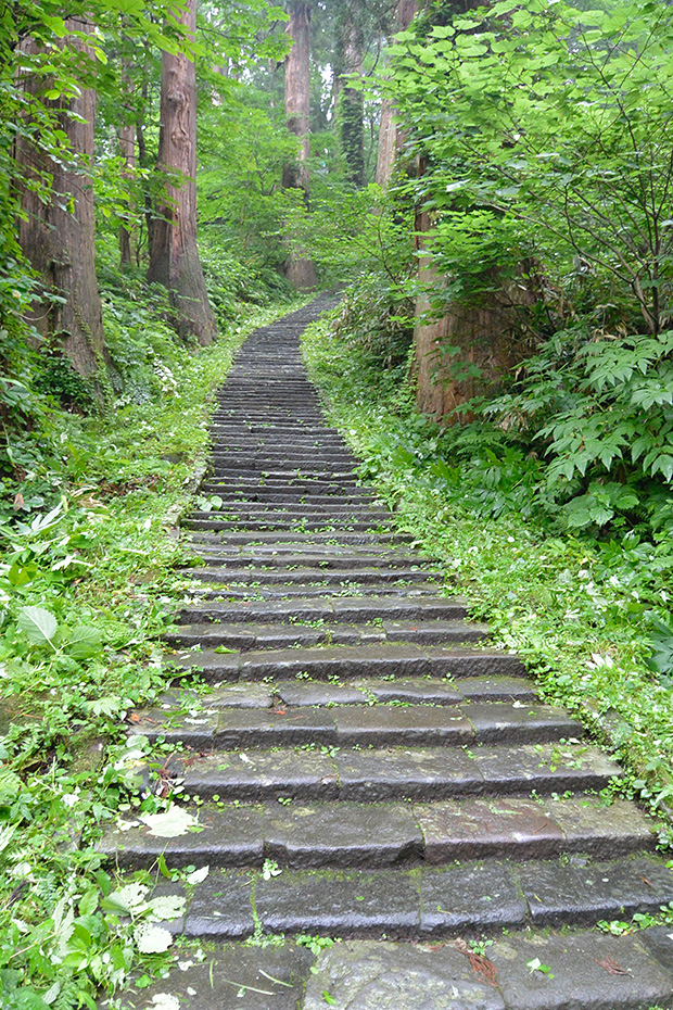 羽黒山・三ノ坂の先の坂
