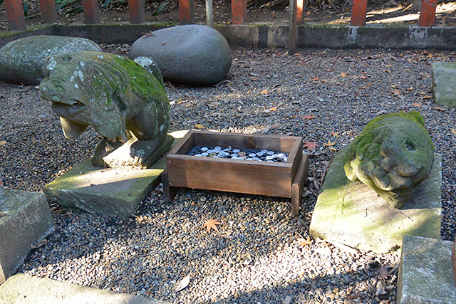 力石のそばの謎の動物像