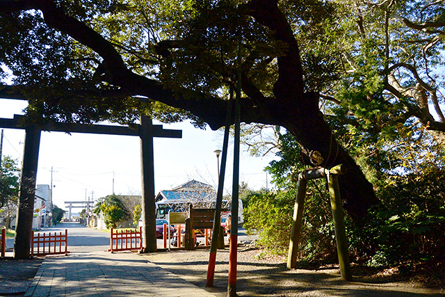 息栖神社・二の鳥居から一の鳥居を望む