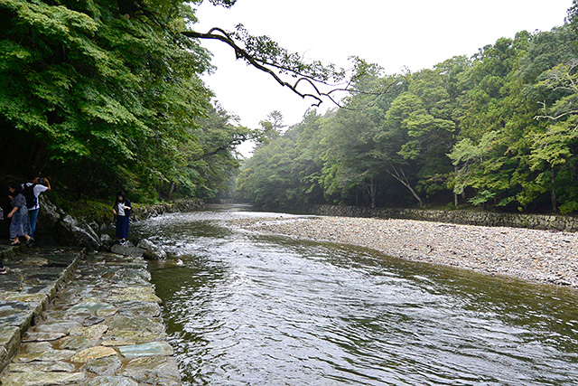伊勢神宮・五十鈴川の禊