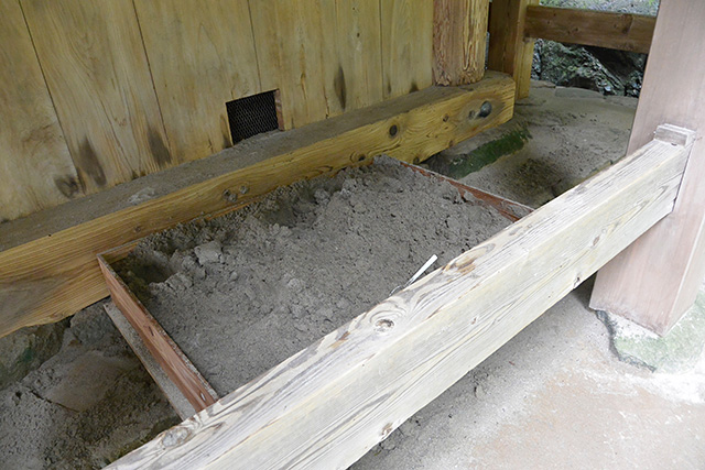 出雲大社・素鵞社の軒下