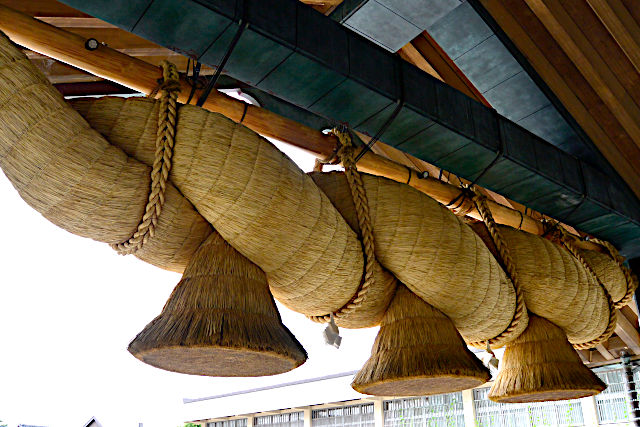 神楽殿のしめ縄