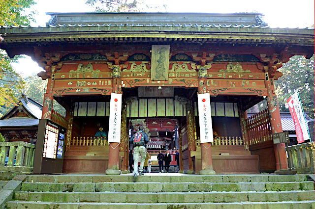 北口本宮冨士浅間神社の随神門