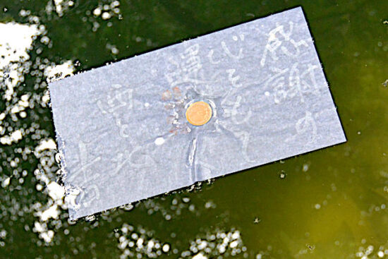 八重垣神社の男性のシンボルほか見どころ５選。 鏡の池で縁結び占い！