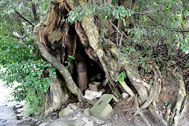 八重垣神社の男性シンボル像