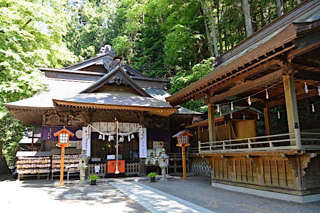 新倉富士浅間神社・本殿と神楽殿