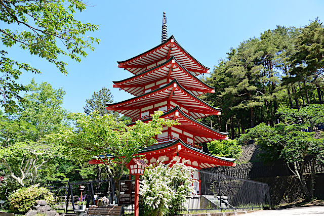 新倉富士浅間神社・忠霊塔