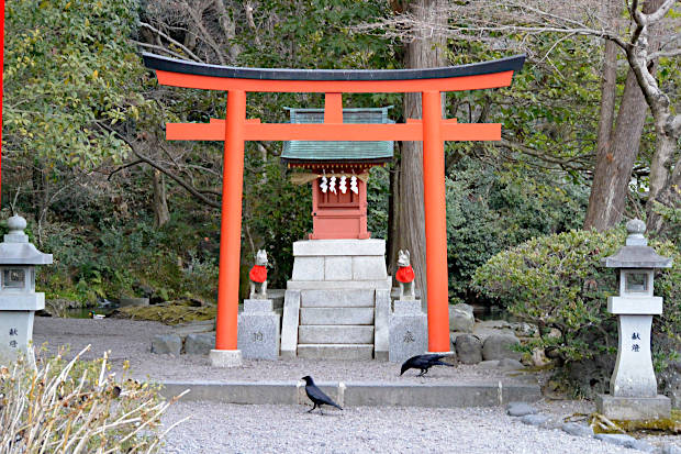 湧水池湖畔にある稲荷神社