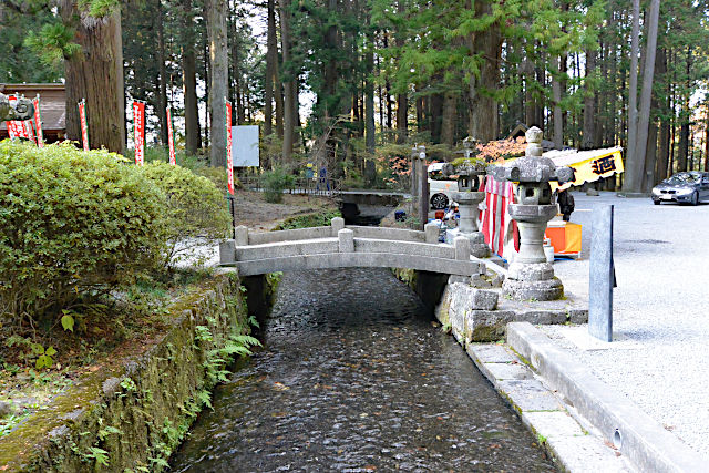 日本最古の木造の大鳥居の前の川