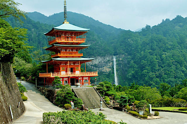 青岸渡寺の三重塔