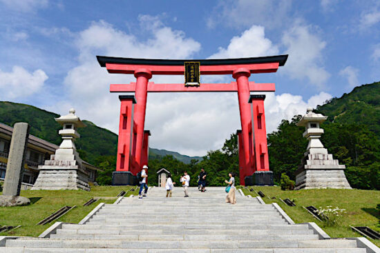 湯殿山神社本宮「語るなかれ、聞くなかれ」御朱印、アクセスと駐車場