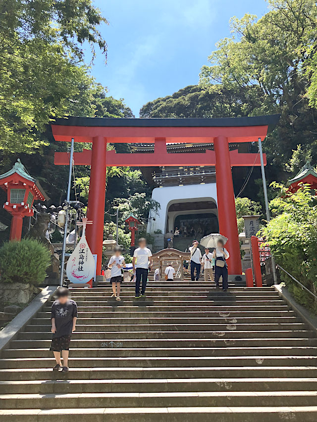 鮮やかな朱の鳥居